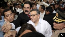 ARCHIVO - En esta foto de archivo del 2 de febrero de 2014, acompañado por el expresidente hondureño Manuel Zelaya, centro izquierda, de negro, el entonces presidente Salvadoreño Mauricio Funes, de blanco al centro, saluda a sus simpatizantes. Foto: AP.