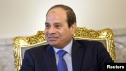 Le président égyptien Abdel Fattah al-Sisi assiste à une réunion dans son palais présidentiel au Caire, le 2 août 2015.