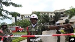 Polisi Nigeria berjaga di sekitar kantor PBB di Abuja, Nigeria (Foto: dok). Sebuah bom meledak di kota ini, beberapa jam setelah Presiden Jonathan memecat kedua pejabat tinggi negara itu.
