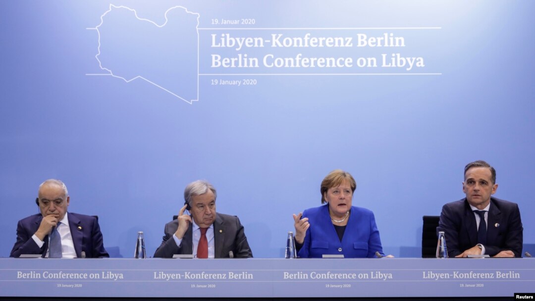 Merkel indicó que los participantes en la cumbre acordaron que no brindarán más apoyo a las partes en conflicto en Libia antes de la reunión del comité y "cesarán las operaciones mientras se mantenga el alto el fuego".