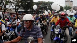 2月24日，摩托车骑手在加拉加斯集会，力挺总统马杜罗
