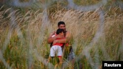 ځینې افغان کډوال چې د هنګري له خاورې ویستل شوي، ددغه هېواد د پولیسو لخوا ټکول شوي دي.