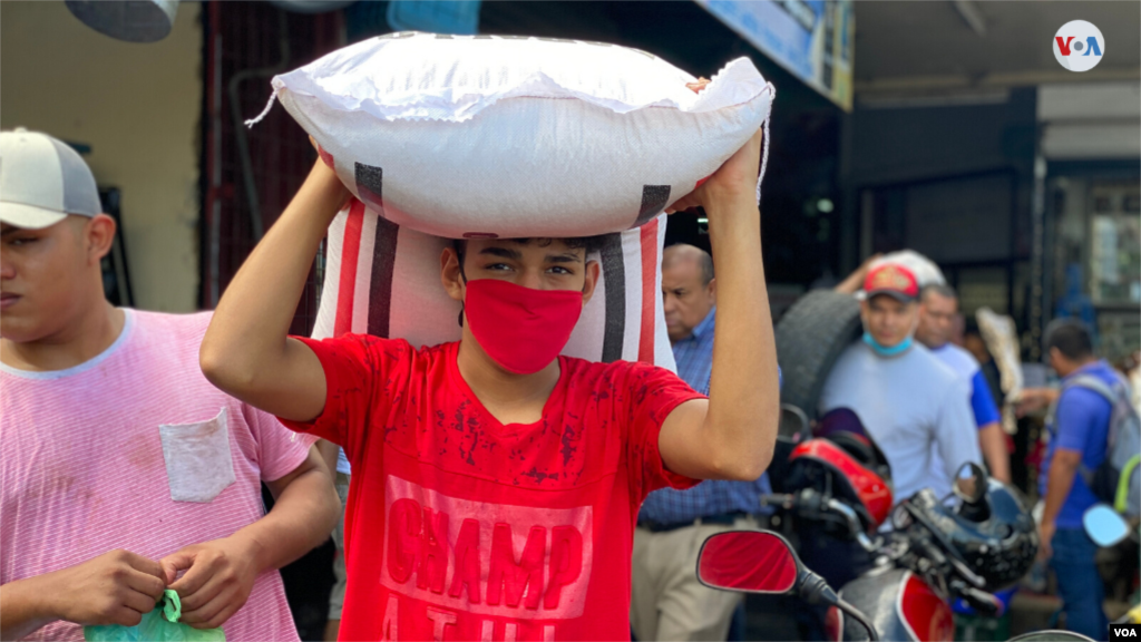 Un vendedor informal continúa su jornada en Managua pese a la pandemia del COVID-19. [Foto: Houston Castillo]