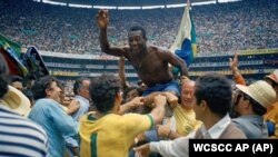 Le Brésilien Pelé remporte sa troisième finale de Coupe du monde en 1970.