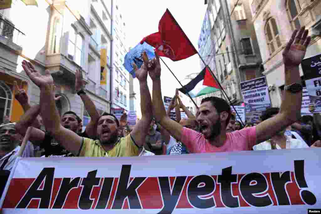 Demonstran pro-Palestina memegang banner bertuliskan &quot;Cukup&quot; merujuk pada serangan militer Israel di Gaza, Istambul pusat, 13 Juli 2014.