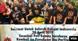 Para buruh dari Konfederasi Rakyat Pekerja Indonesia (KRPI) menggelar syukuran dengan memotong tumpeng pada Hari Buruh Internasional 1 Mei 2019. (Foto: VOA/Petrus Riski)