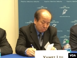 美国卡特中心中国项目主任刘亚伟在卡特中心举行的世界中国学论坛会议上(2015年5月6日，美国之音莉雅拍摄)