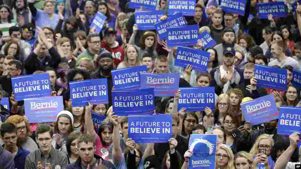 Des supporters du sénateur Bernie Sanders applaudissent lors de sa campagne, 2 mai 2016.