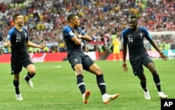 Kylian Mbappe,no centro, celebra o quarto golo da França