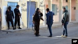 Policiers tunisiens lors d'affrontements avec des militants de Ben Guerdane, le 7 Mars 2016