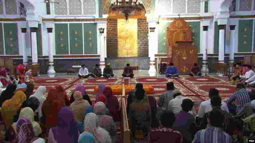Umat Islam di dalam Masjid Agung Baiturrahman di Banda Aceh (7/12). (VOA/Zinlat Aung)