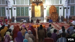 FILE - Worshippers are seen inside the Baiturrahman Grand Mosque in Banda Aceh, Dec. 7, 2014. (Zinlat Aung/VOA)