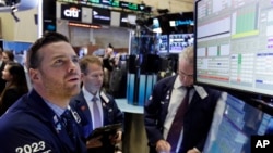 圖為11月7日週一中午，華爾街三大股指上升約2%。