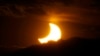 Pomračenje sunca 20. maja 2012. posmatrano iz centra Denvera.