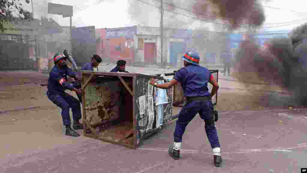 LEs forces dispersant des manifestants opposes&nbsp;à la revision d&#39;une loi électorale, à Kinshasa, RDC, 19 janvier 2015