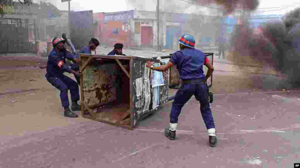 La police esssaie de débarasser la voie publique des barricades érigées par des manifestants, le 19 janvier 2015.