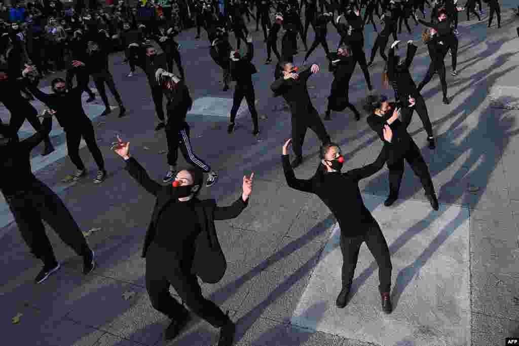 A group of 180 dancers from the group &quot;Les essentiels&quot; dance during a performance in Montpellier, Dec. 12, 2020, to protest against the French government&#39;s health policy and the decisions taken with regard to the cultural world.