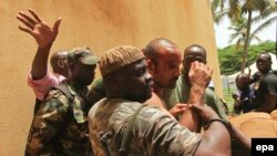 Michel Gbagbo, au centre, peu après son arrestation par les forces loyales à Alassane Ouattara à l'Hôtel du Golf à Abidjan, Côte d'Ivoire, 11 avril 2011. 