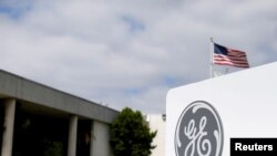 Le logo de General Electric à sa filiale de la compagnie d'aviation à Santa Ana, en Californie, le 13 avril 2016.
