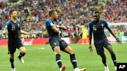 Kylian Mbappe, au centre, célèbre son but contre la Croatie, Russie, le 15 juillet 2018. 