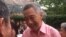 Perdana Menteri Singapura Lee Hsien Loong menyapa warga Singapura di Kedutaan Singapura, Washington DC, pada perayaan Hari Nasional, Minggu (31/7). (VOA/Vina Mubtadi)