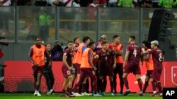 Miembros de la selección venezolana de fútbol en el partido ante Perú, en Lima el 21 de noviembre de 2023.