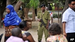 La police à Dar es Salam, Tanzanie, 25 octobre 2015.