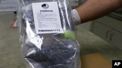 Badan pemberantasan narkoba AS (DEA) menyita beberapa kilogram meth yang diselundupkan dari Meksiko, di kota St. Louis (foto: dok). 