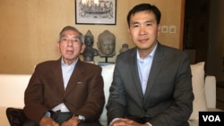 Cambodia scholar Sean Pengse, left, is pictured with VOA Khmer reporter Men Kimseng, right, at his home, Paris, France, September 2016. (Pin Sisovann/VOA Khmer)