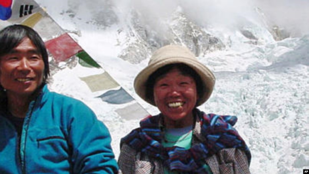 Tamae Watanabe (kanan) berpose bersama fotografer Noriyuki Maruguchi dalam pendakian pertama menaklukkan Everest tahun 2002. Tamae Watanabe menjadi pendaki gunung wanita tertua di usianya yang ke-63, sepuluh tahun kemudian (16 Mei 2012).