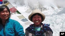 Tamae Watanabe (kanan) berpose bersama fotografer Noriyuki Maruguchi dalam pendakian pertama menaklukkan Everest tahun 2002. Tamae Watanabe menjadi pendaki gunung wanita tertua di usianya yang ke-63, sepuluh tahun kemudian (16 Mei 2012).