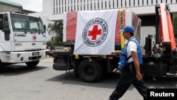 Un trabajador de la Cruz Roja venezolana labora en la descarga de ayuda humanitaria llegada a Caracas, la capital, el 16 de abril de 2019.