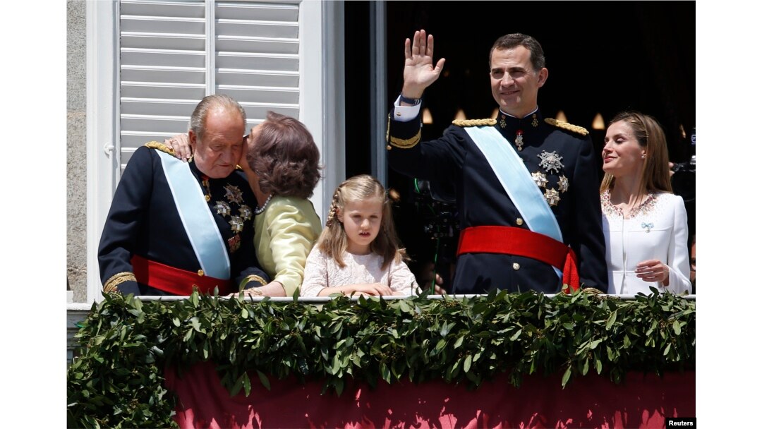 King Felipe VI of Spain appearing at the balcony of the Royal