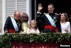 Spain's new King Felipe VI, his wife Queen Letizia, Princess Leonor, King Juan Carlos and Queen Sofia appear on the balcony of the Royal Palace in Madrid, Spain, June 19, 2014.