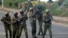 La police anti-émeute tire à balles réelles en l'air pour disperser les partisans de la coalition de l'opposition kenyane National Super Alliance (NASA) à Nairobi, Kenya, le 17 novembre 2017. (REUTERS/Baz Ratner)