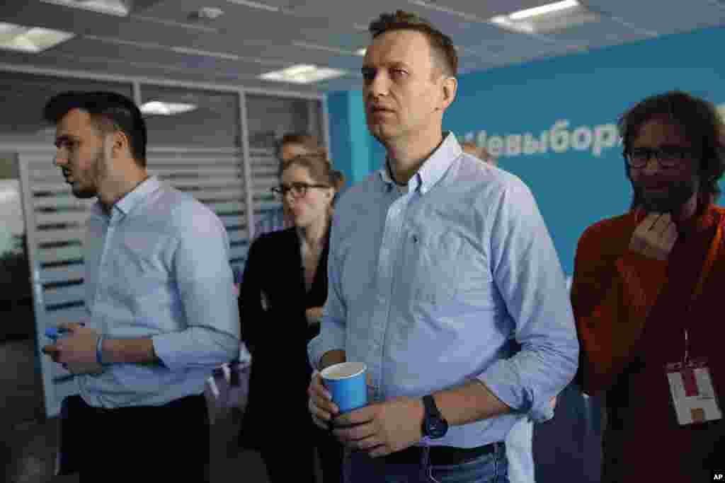 Не допущенный к участию к выборам оппозиционный политик Алексей Навальный заявил о нарушениях в ходе процесса голосования. По его мнению,&nbsp;высокая явка на избирательные участки была обеспечена нечестным способом