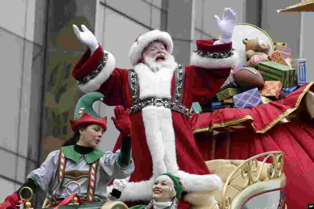 Sinterklas melambaikan tangan pada kerumunan orang dalam Parade Hari Thanksgiving Macy di New York, 27 November 2014.