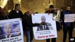 Des Palestiniens manifestent contre la visite en Israël du vice-président américain Mike Pence dans la ville de Bethléem, en Cisjordanie, le 21 janvier 2018.