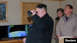 북한의 김정은 국무위원장이 지난 12일 신형 중장거리 전략탄도미사일(IRBM)인 '북극성 2형' 시험발사를 현지지도했다고 조선중앙통신이 13일 보도했다. 