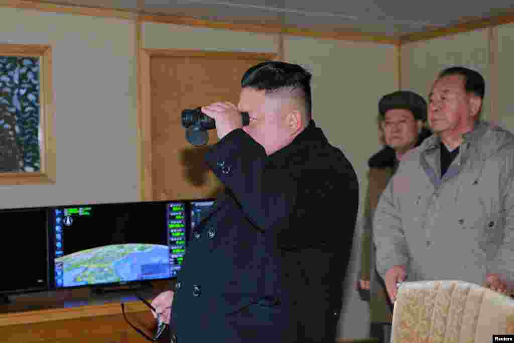 북한 김정은 국무위원장이 12일 신형 중장거리 전략탄도미사일 '북극성 2형' 시험발사를 현지지도했다고 조선중앙통신이 13일 보도했다. 김 위원장이 망원경으로 발사 장면을 지켜보고 있다.