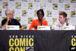 Dari kiri: Chris Sanders, Lupita Nyong'o, dan Kit Connor menghadiri panel "The Wild Robot" dalam acara Comic-Con International di San Diego, 27 Juli 2024. (Christy Radecic/Invision/AP)