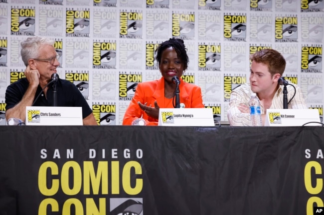 Dari kiri: Chris Sanders, Lupita Nyong'o, dan Kit Connor menghadiri panel "The Wild Robot" dalam acara Comic-Con International di San Diego, 27 Juli 2024. (Christy Radecic/Invision/AP)