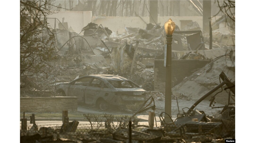 Izgorjelo vozilo u četvrti Pacific Palisadesu u Los Angelesu (Foto: REUTERS/Mike Blake)