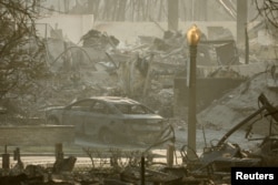 Izgorjelo vozilo u četvrti Pacific Palisadesu u Los Angelesu (Foto: REUTERS/Mike Blake)