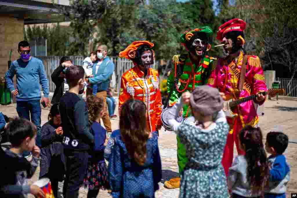 بازیگران هنگام اجرای برنامه برای کودکان در جشن‌های عید پسح (فطیر) در حیفا، اسرائیل