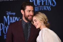 Emily Blunt (kanan), bintang "Mary Poppins Returns," berpose bersama suaminya John Krasinski pada pemutaran perdana film tersebut di Dolby Theatre, Los Angeles, 29 November 2018,. (Foto oleh Chris Pizzello/Invision/AP)