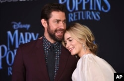 Emily Blunt (kanan), bintang film "Mary Poppins Returns," berpose dengan suaminya, John Krasinski, saat penayangan perdana di Dolby Theatre, Los Angeles, 29 November 2018.