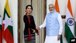 나렌드라 모디 인도 총리와 미얀마의 실질적인 지도자인 아웅산 수치 외교부장관은 19일 인도 뉴델리에서 회담을 가졌다.