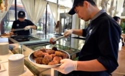 Seorang juru masak tengah menyiapkan sajian makanan landak laut di restoran La Maree, Moskow, 16 September 2014. (FOTO: AFP / YURI KADOBNOV)