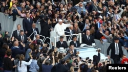 Le pape François salue la foule à la fin de la messe au Vatican, le 20 novembre 2016.